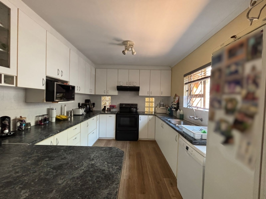 To Let 5 Bedroom Property for Rent in Rouxville Western Cape